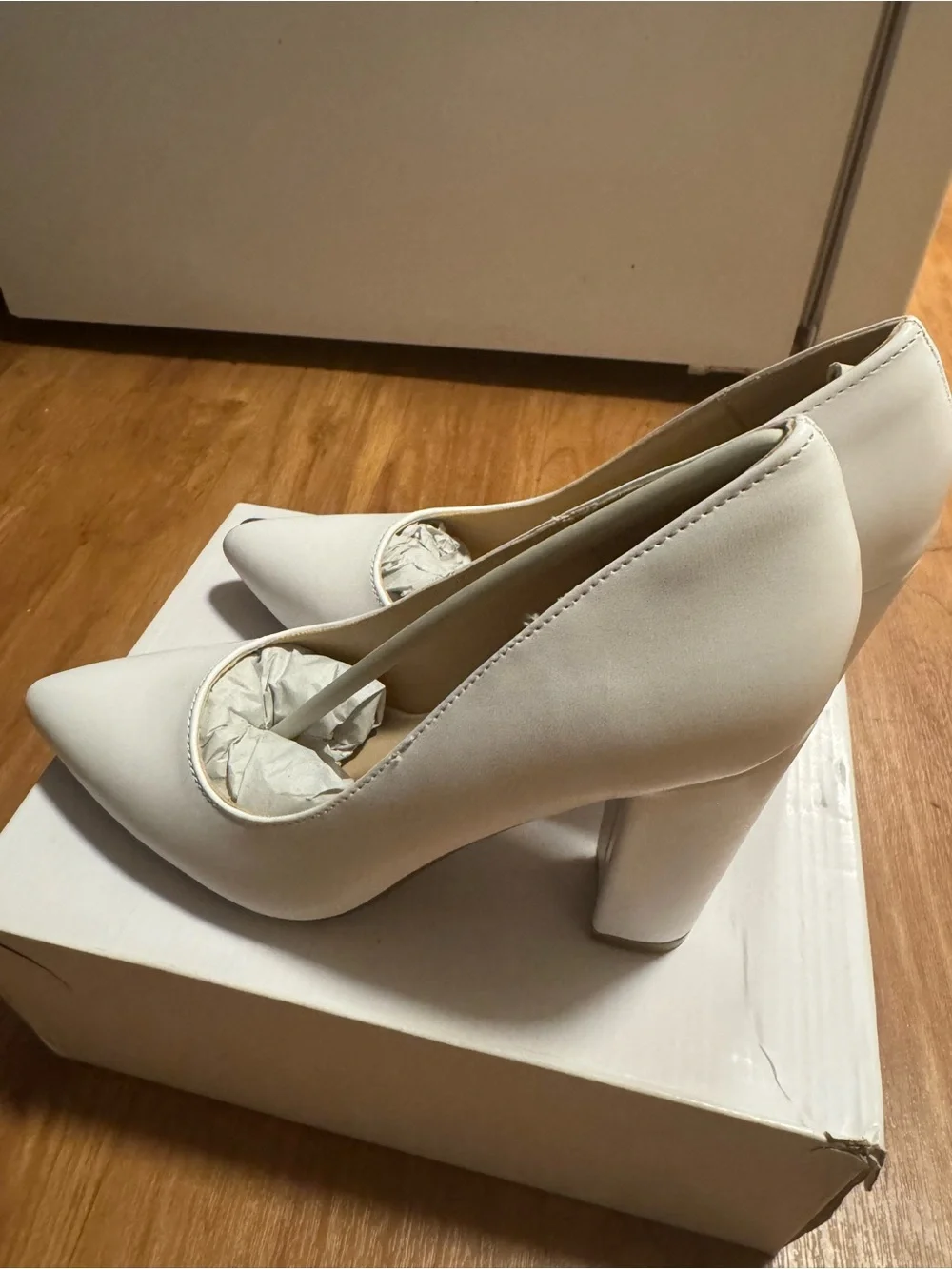 Dream Pairs White Pointed Toe heels